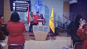 Pdt. Sadrak Raphly Ranti 
Menyampaikan Firman Tuhan 